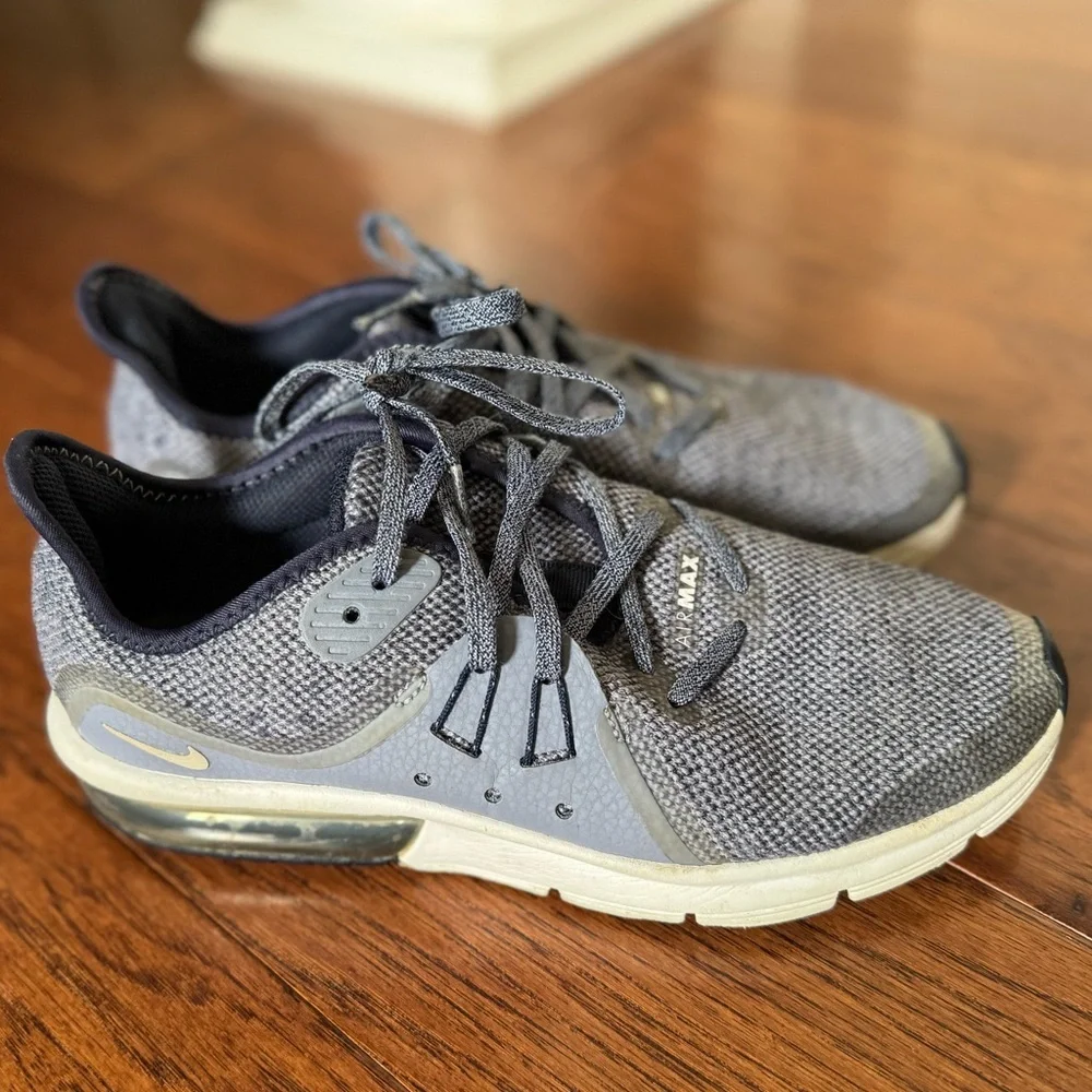 Kids Nike Air Max blue sneakers, size 6Y